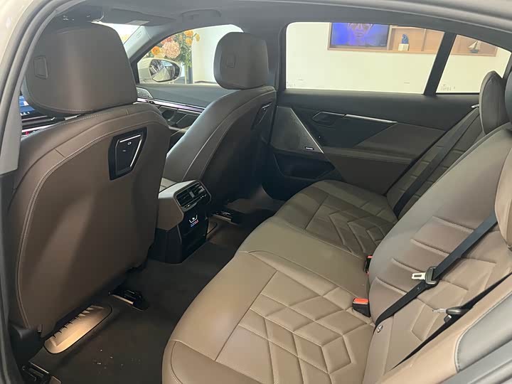 Фото 9 - BMW 5 Series