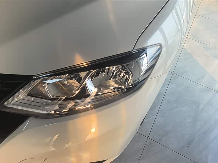 Фото 5 - Nissan Tiida