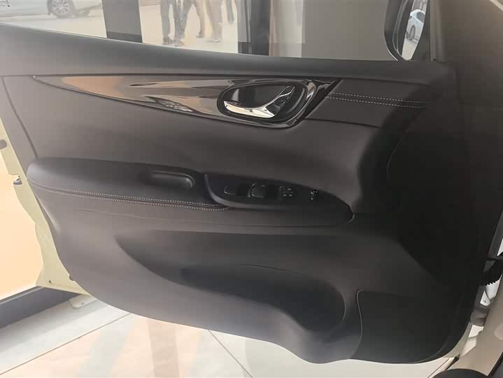 Фото 7 - Nissan Tiida