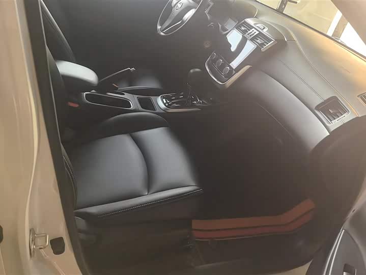 Фото 8 - Nissan Tiida