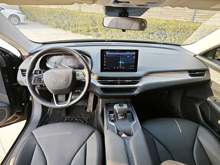 Фото 9 - Hongqi E-QM5