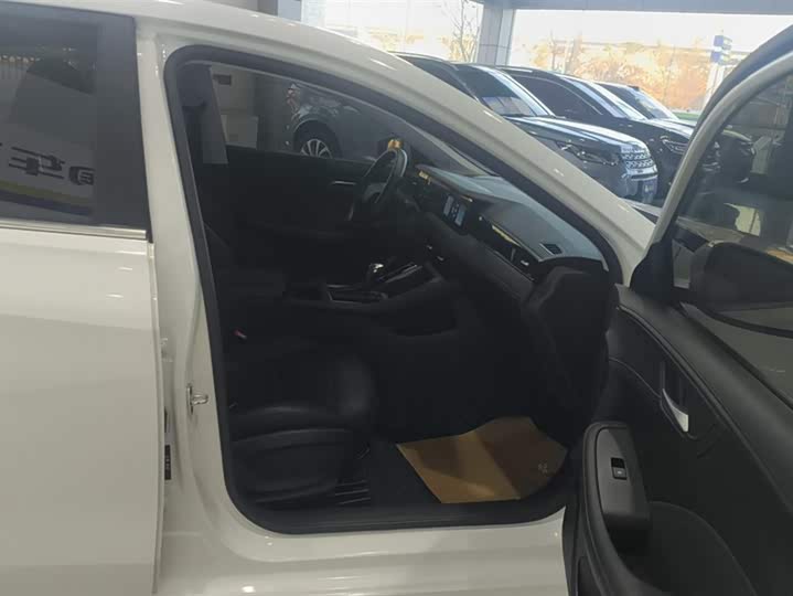 Фото 8 - Roewe i5