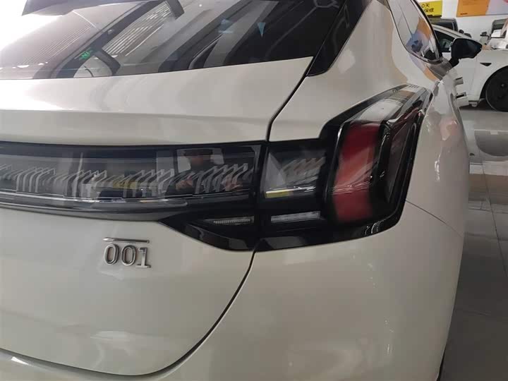 Фото 8 - Zeekr 001