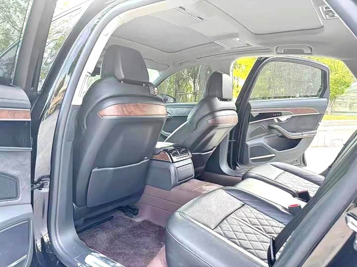 Фото 9 - Audi A8