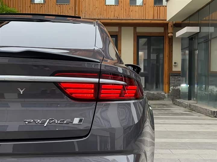 Фото 8 - Geely Preface