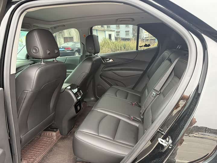 Фото 6 - Chevrolet Equinox