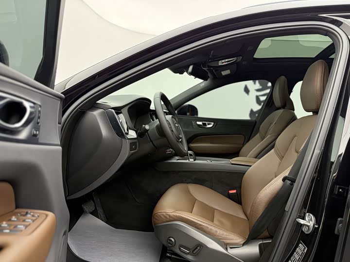 Фото 4 - Volvo XC60