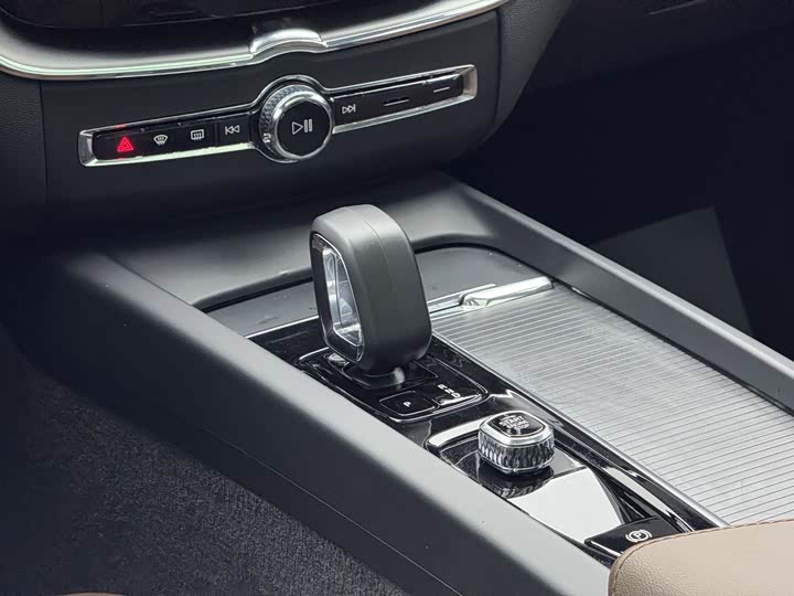 Фото 8 - Volvo XC60