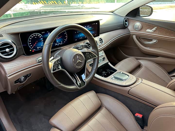 Фото 4 - Mercedes-Benz E-Class