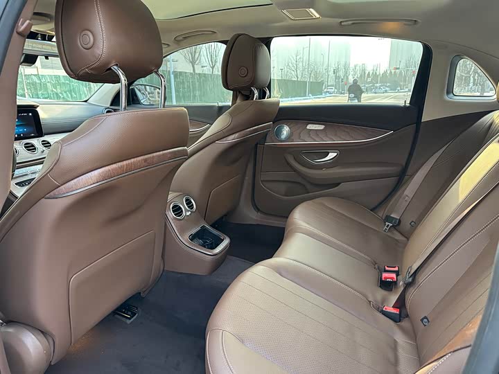 Фото 5 - Mercedes-Benz E-Class