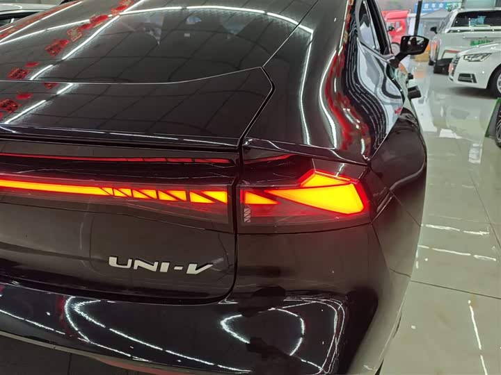 Фото 8 - Changan UNI-V