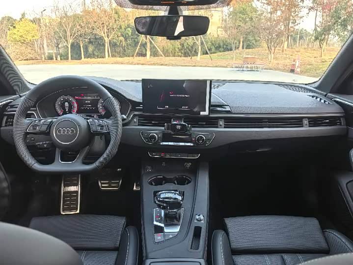 Фото 4 - Audi A4L