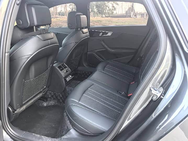 Фото 6 - Audi A4L