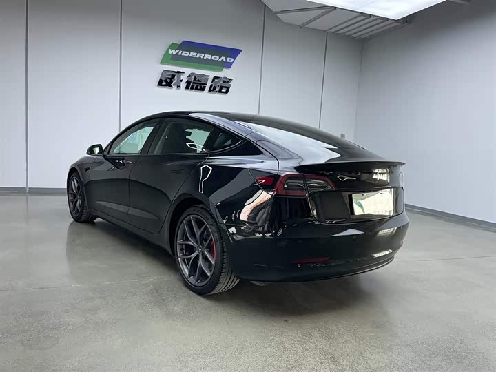 Фото 4 - Tesla Model 3