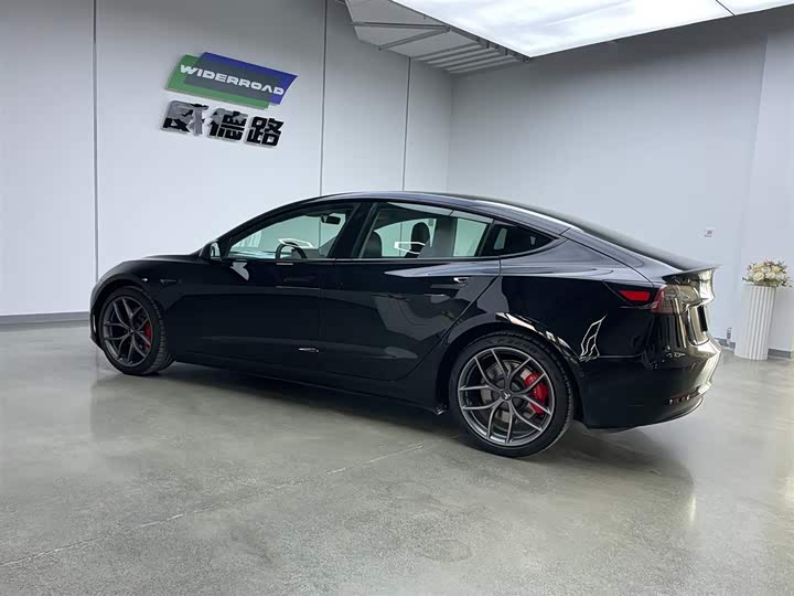 Фото 7 - Tesla Model 3