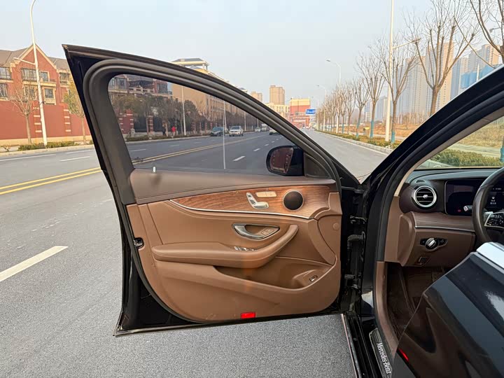 Фото 4 - Mercedes-Benz E-Class