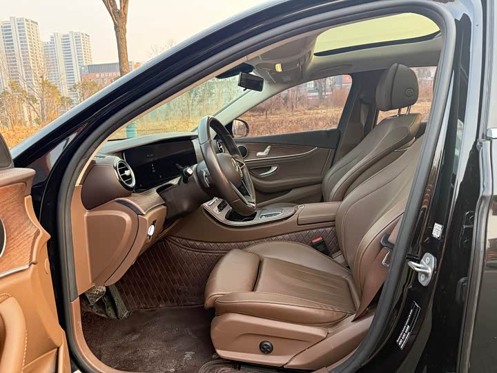 Фото 5 - Mercedes-Benz E-Class