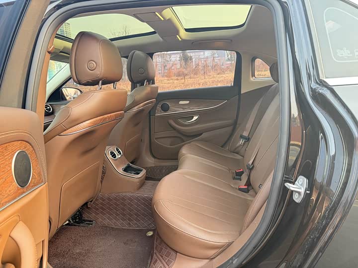 Фото 7 - Mercedes-Benz E-Class