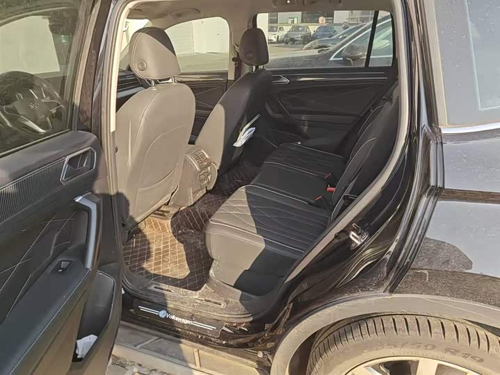 Фото 8 - Volkswagen Tiguan L Pro