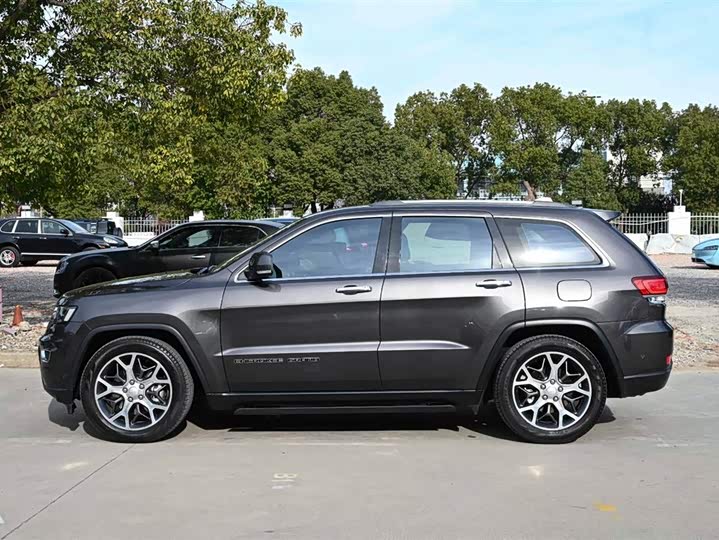 Фото 3 - Jeep Grand Cherokee