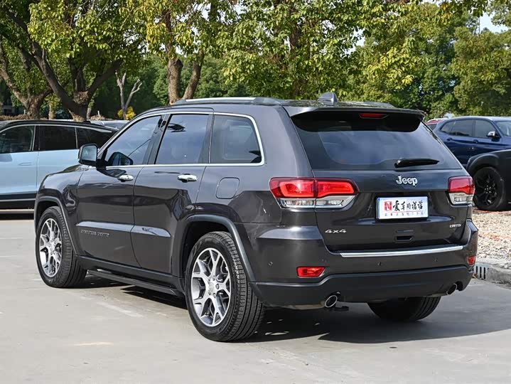 Фото 4 - Jeep Grand Cherokee
