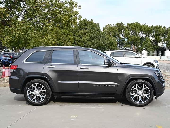 Фото 7 - Jeep Grand Cherokee