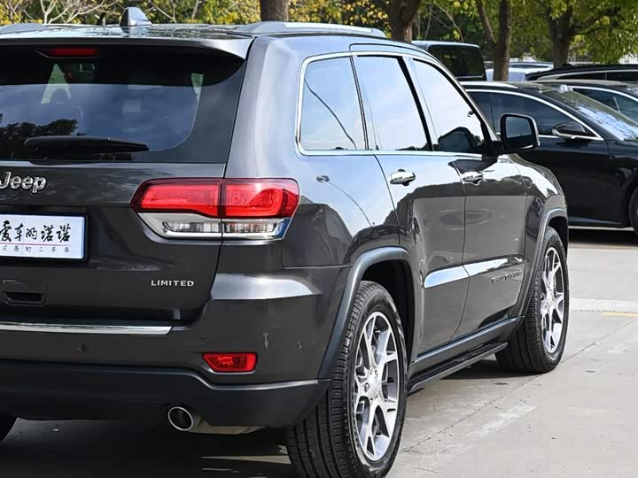 Фото 8 - Jeep Grand Cherokee