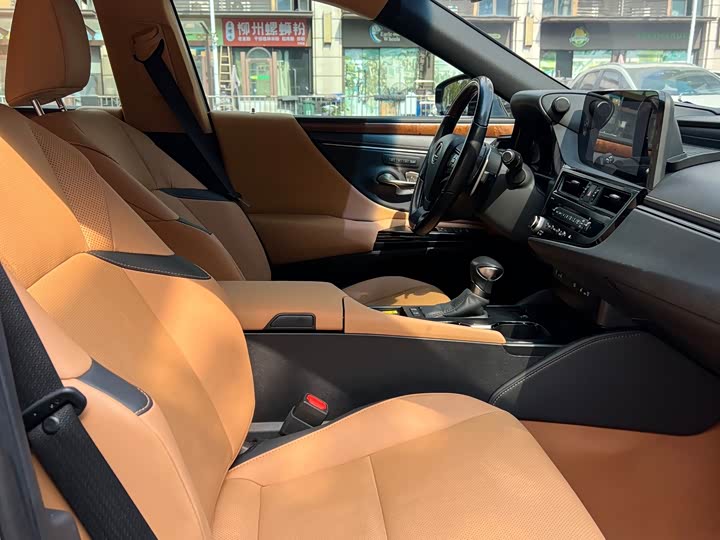 Фото 6 - Lexus ES