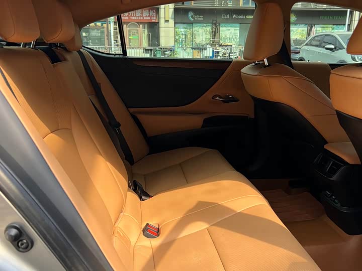 Фото 9 - Lexus ES