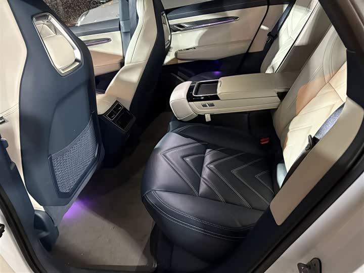 Фото 6 - Zeekr 001