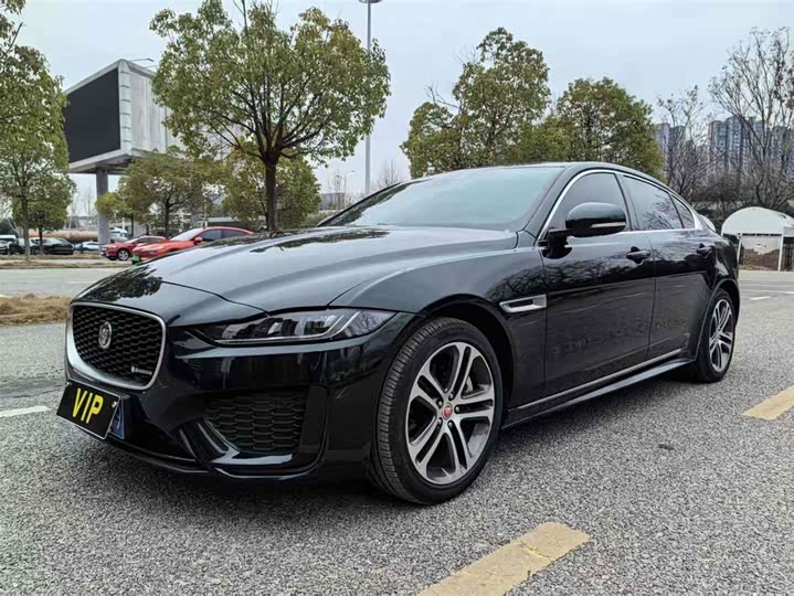 Фото 1 - Jaguar XE L