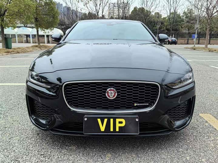 Фото 2 - Jaguar XE L