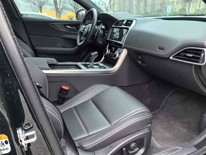 Фото 8 - Jaguar XE L