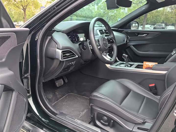 Фото 9 - Jaguar XE L