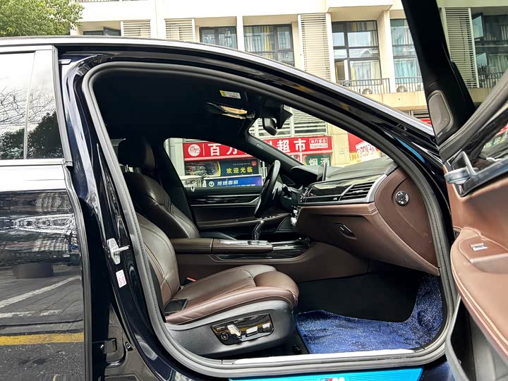 Фото 8 - BMW 7 Series