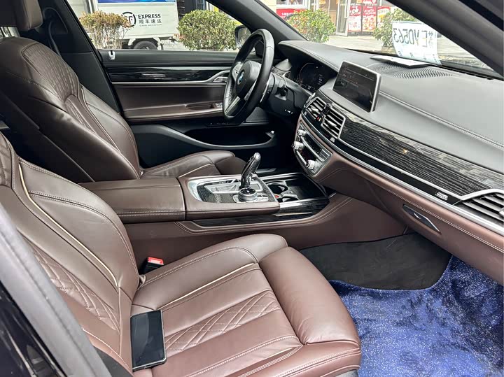 Фото 9 - BMW 7 Series