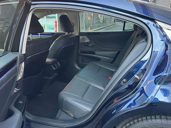 Фото 5 - Lexus ES