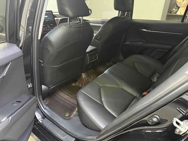 Фото 8 - Toyota Camry