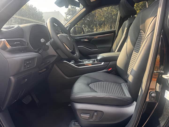 Фото 7 - Toyota Crown Kluger