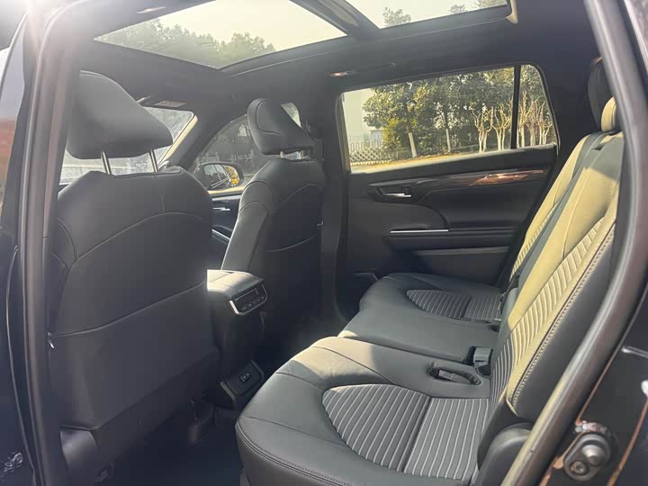 Фото 8 - Toyota Crown Kluger