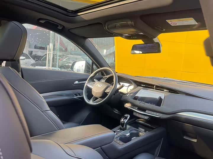 Фото 6 - Cadillac XT4