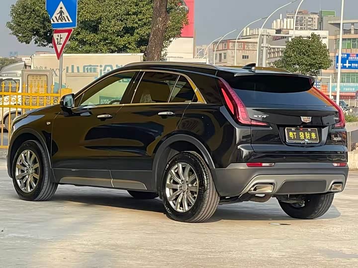 Фото 8 - Cadillac XT4