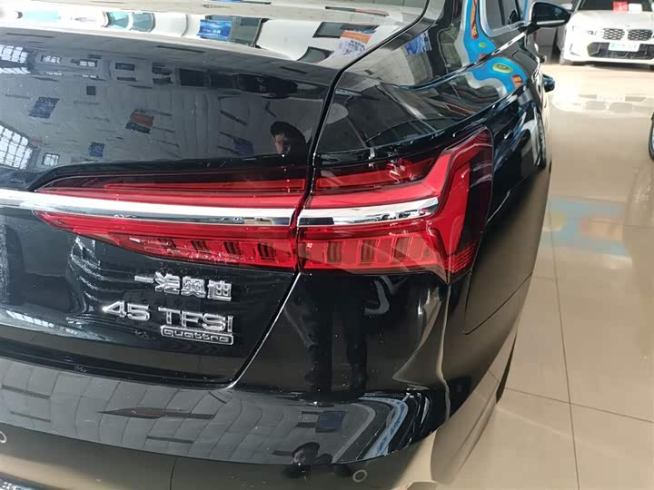 Фото 8 - Audi A6L