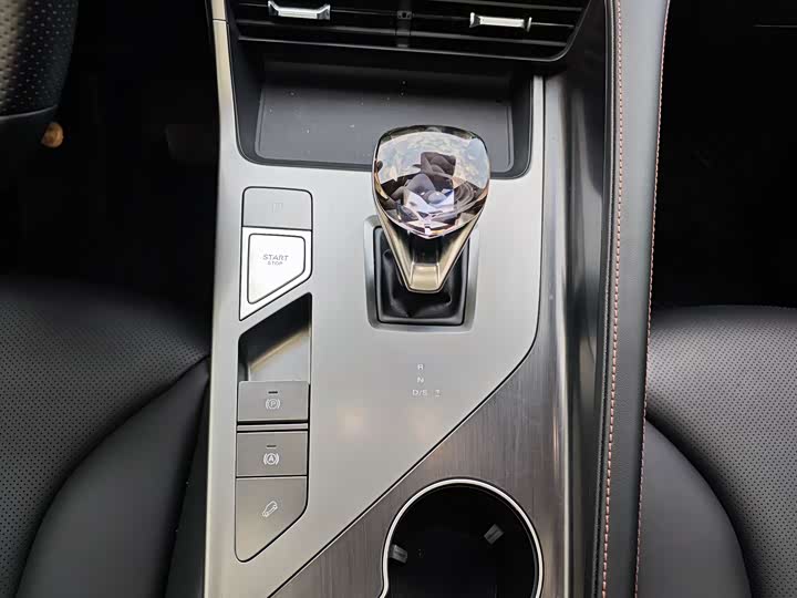 Фото 8 - Roewe RX5