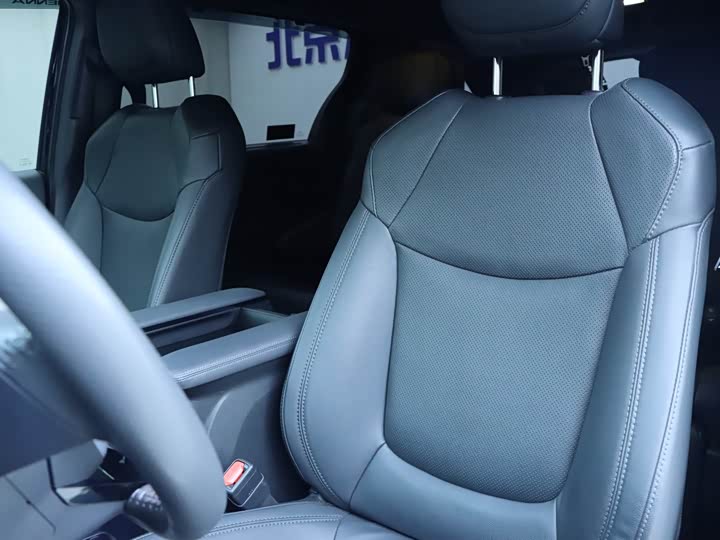 Фото 7 - Toyota Sienna