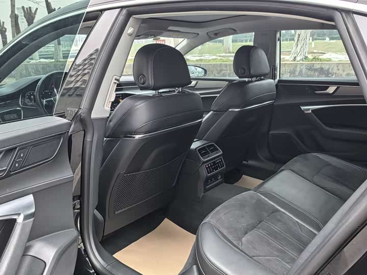 Фото 6 - Audi A7L