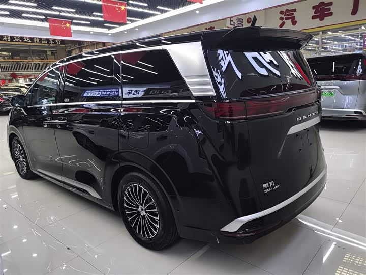 Фото 5 - Denza D9