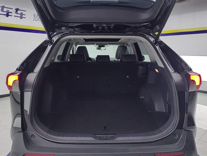 Фото 4 - Toyota RAV4