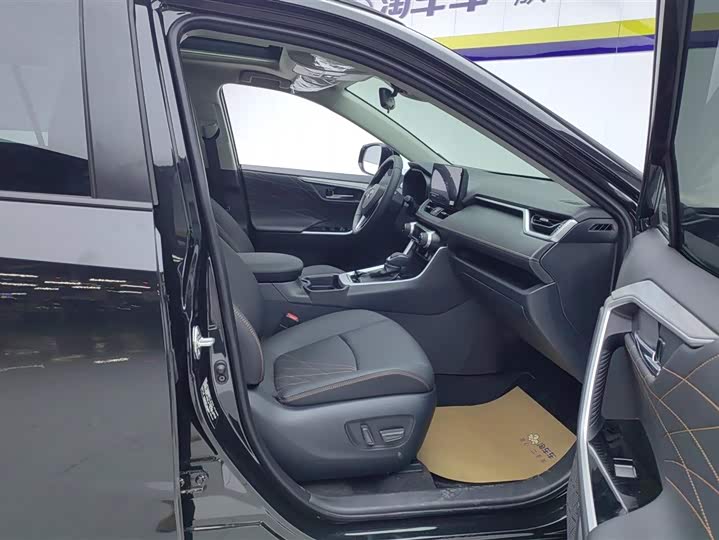 Фото 8 - Toyota RAV4