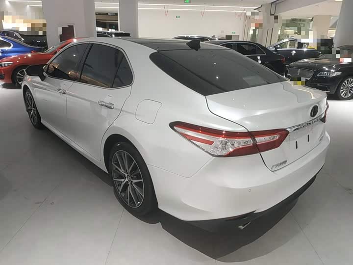 Фото 5 - Toyota Camry